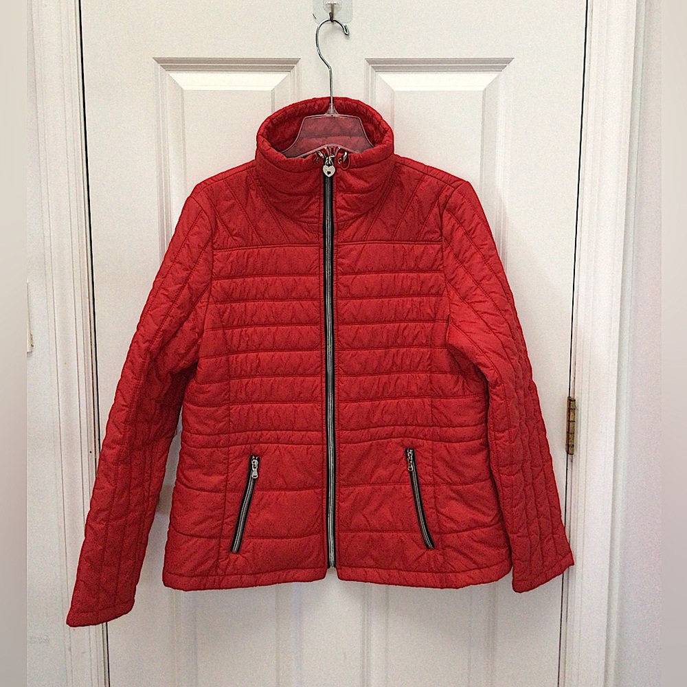Guess quilted puffer jacket. Fashion trim black/silver zippers. Womens XL
